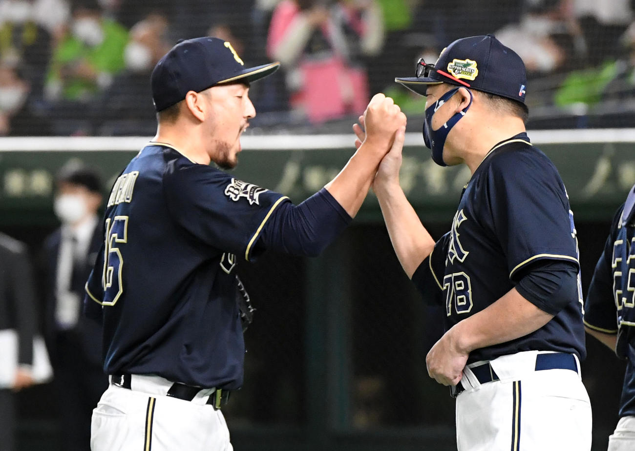ヤクルト対オリックス　平野佳（左）を迎える中嶋監督（撮影・前岡正明）