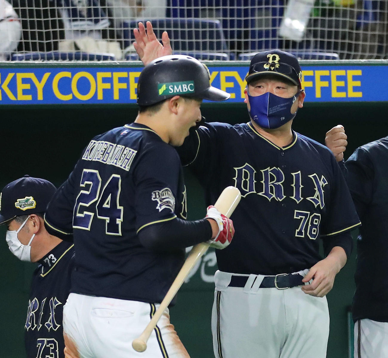 ヤクルト対オリックス　7回表オリックス1死二塁、太田の適時三塁打で生還した紅林（左）を迎える中嶋監督（撮影・河田真司）