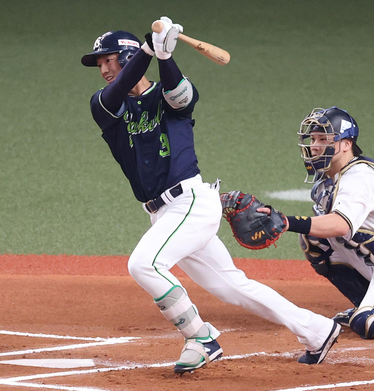 日本シリーズ第2戦オリックス対ヤクルト　6回表ヤクルト1死、中前打を放つ西浦（2021年11月21日）