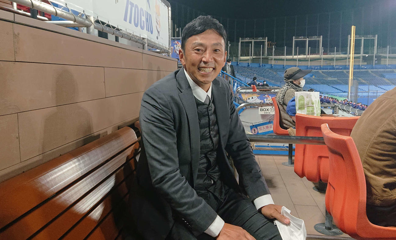 スタンドから、中央学院大でプレーする息子・基輝選手の応援をする、東京ヤクルトスワローズアカデミー設立準備室・スワローズジュニア監督を務める度会博文さん