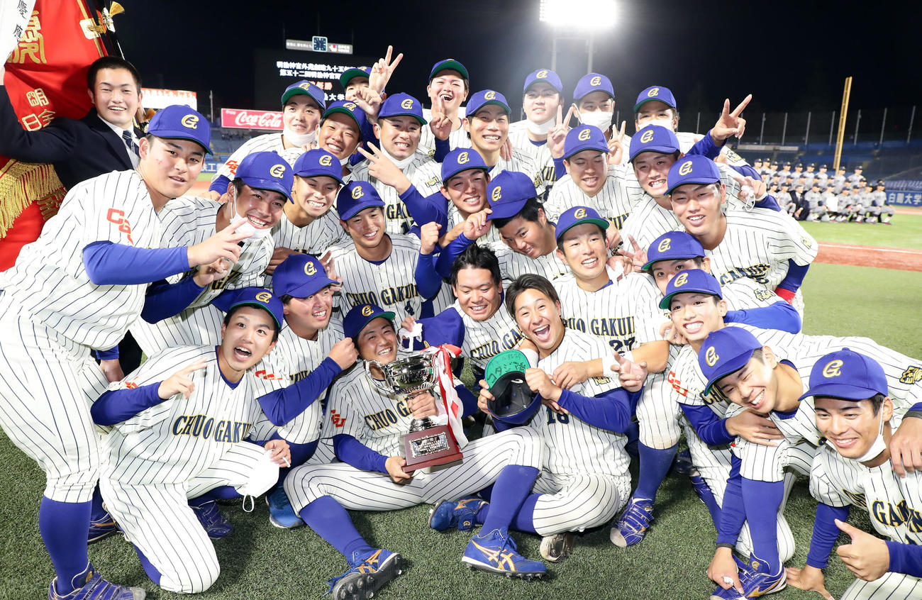 慶大対中央学院大　初優勝を決めた中央学院大ナインは集合写真で喜びを爆発させる（2021年11月25日撮影）