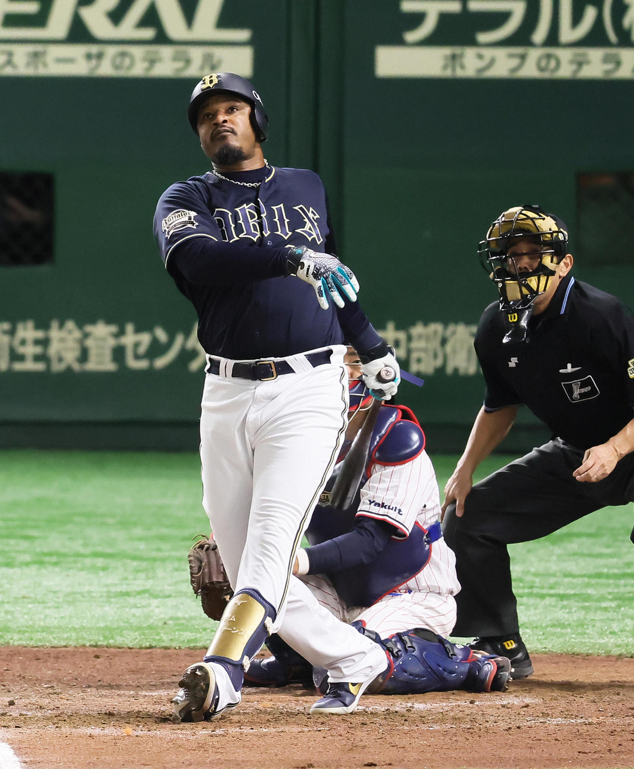 ヤクルト対オリックス　9回表オリックス無死、左越え本塁打を放つ代打ジョーンズ（撮影・足立雅史）