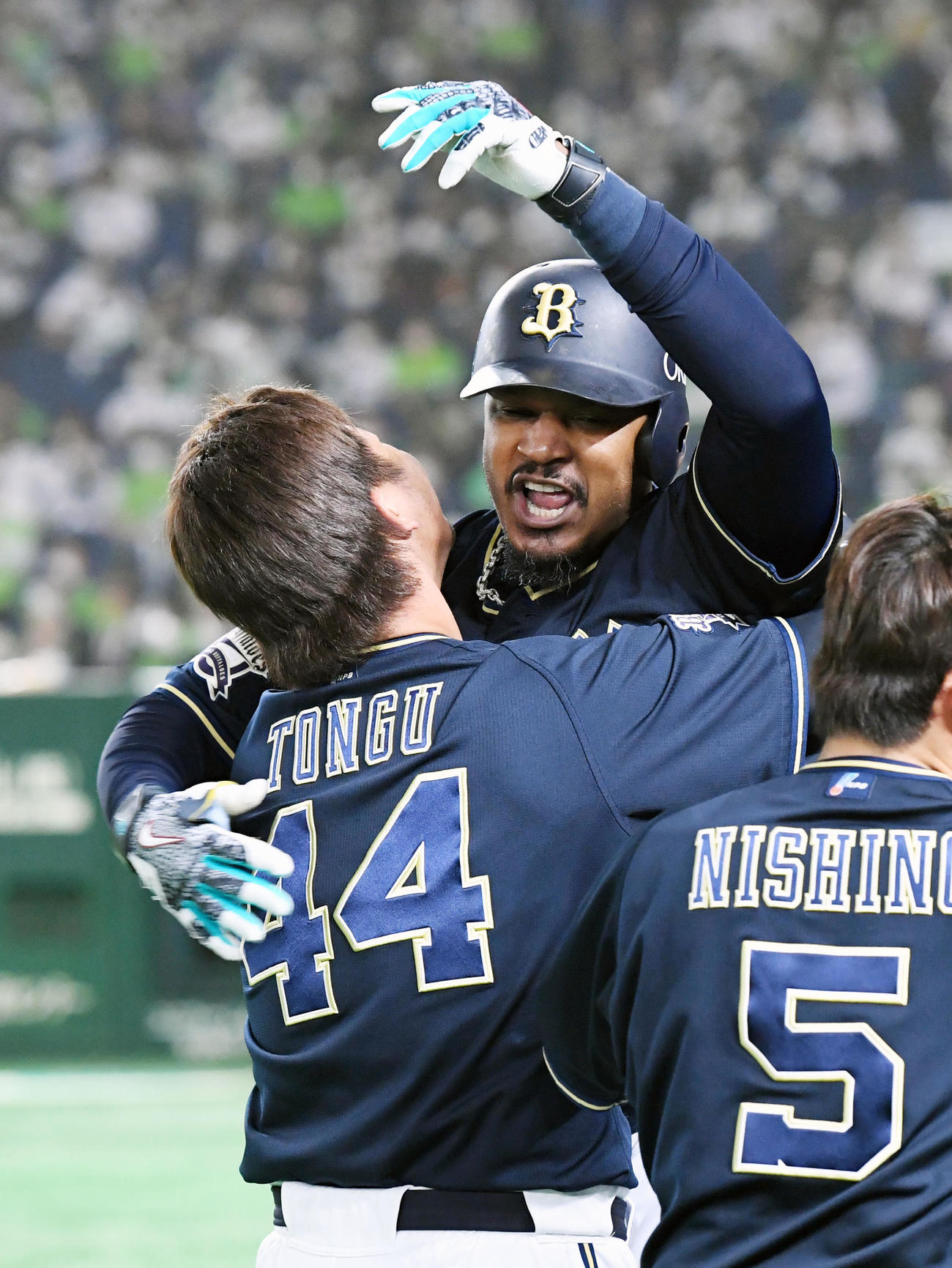 9回表オリックス無死、代打ジョーンズ（右）は左越え本塁打を放ち頓宮と歓喜のハグ（撮影・前岡正明）