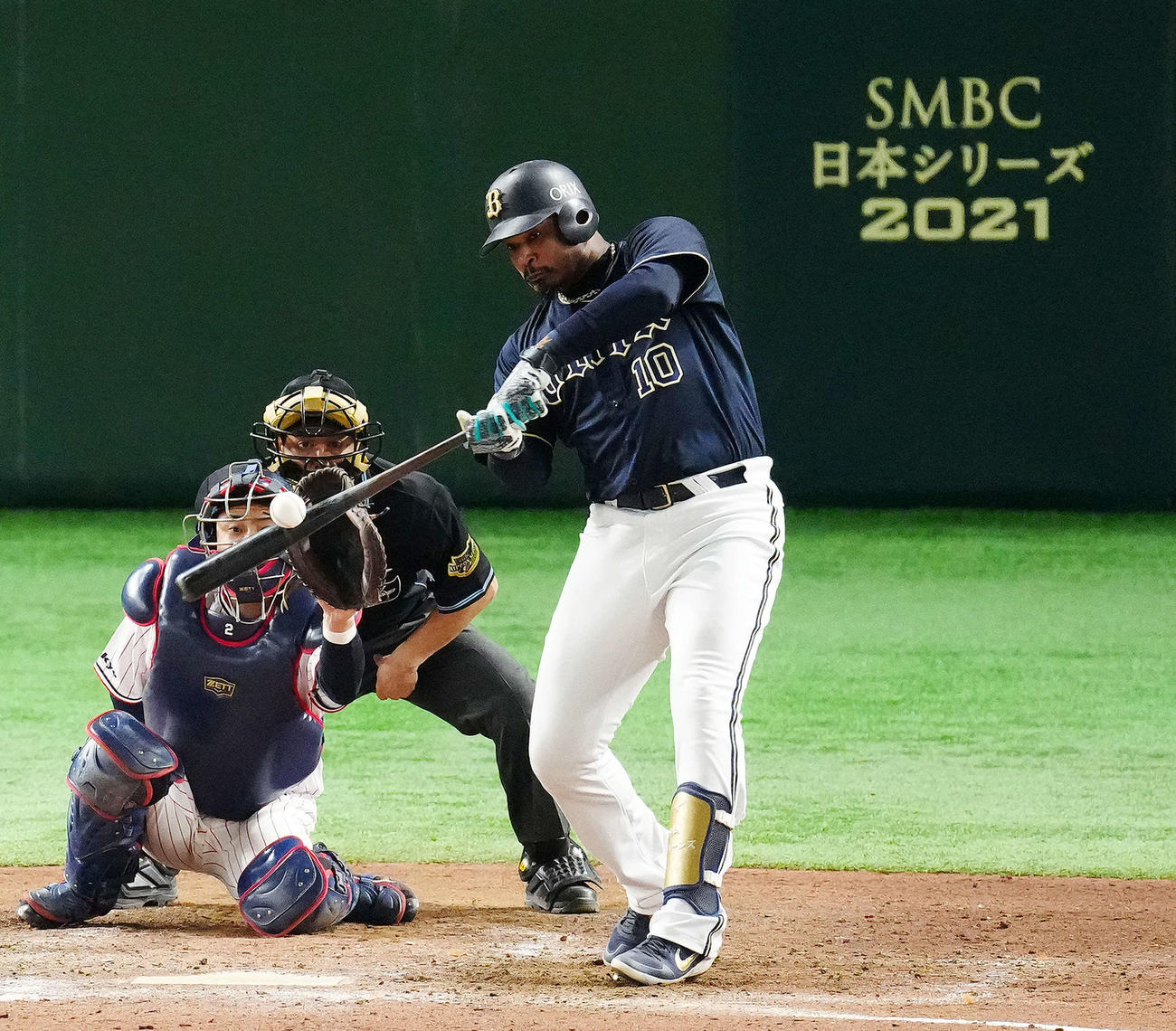 ヤクルト対オリックス　9回表オリックス無死、左越えソロ本塁打を放つ代打ジョーンズ（撮影・江口和貴）