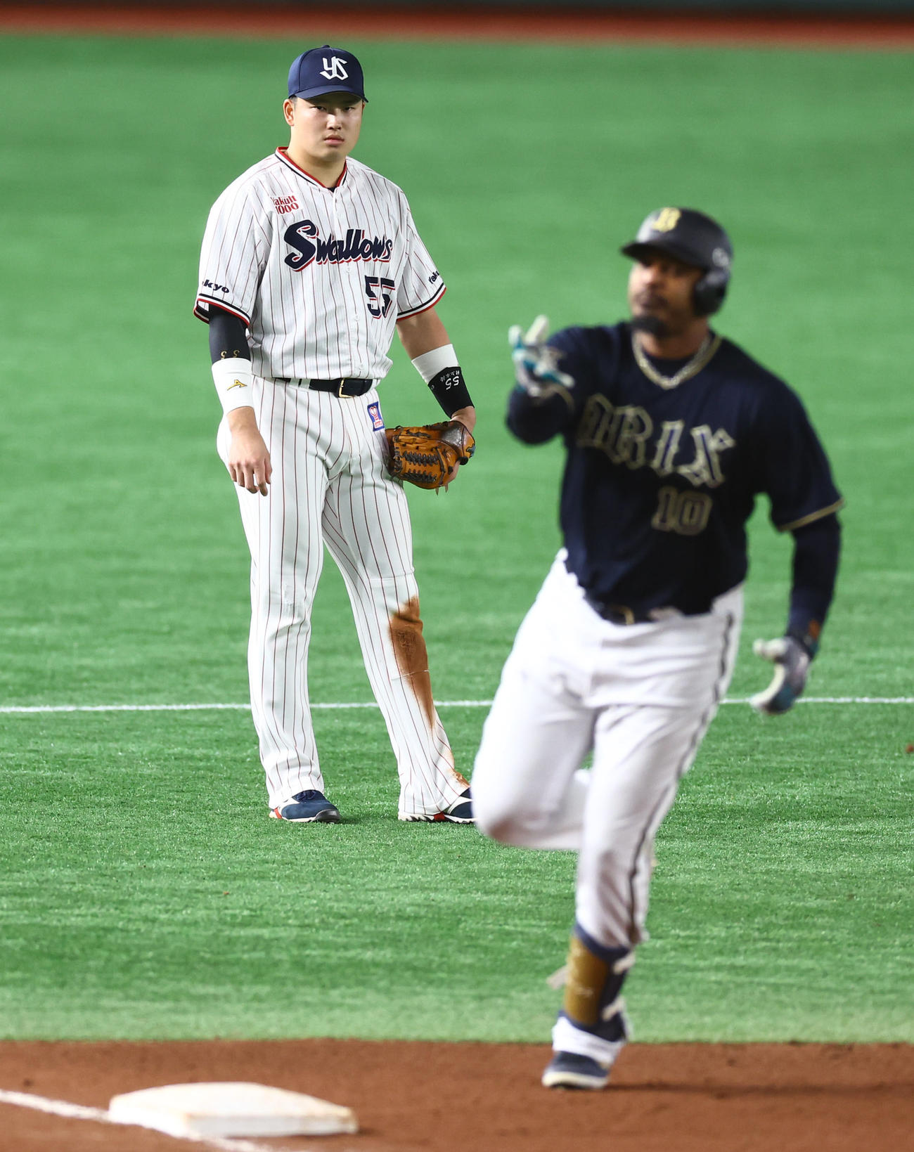 ヤクルト対オリックス　9回表オリックス無死、ソロ本塁打を放ったジョーンズ（手前）を見つめる村上（撮影・垰建太）