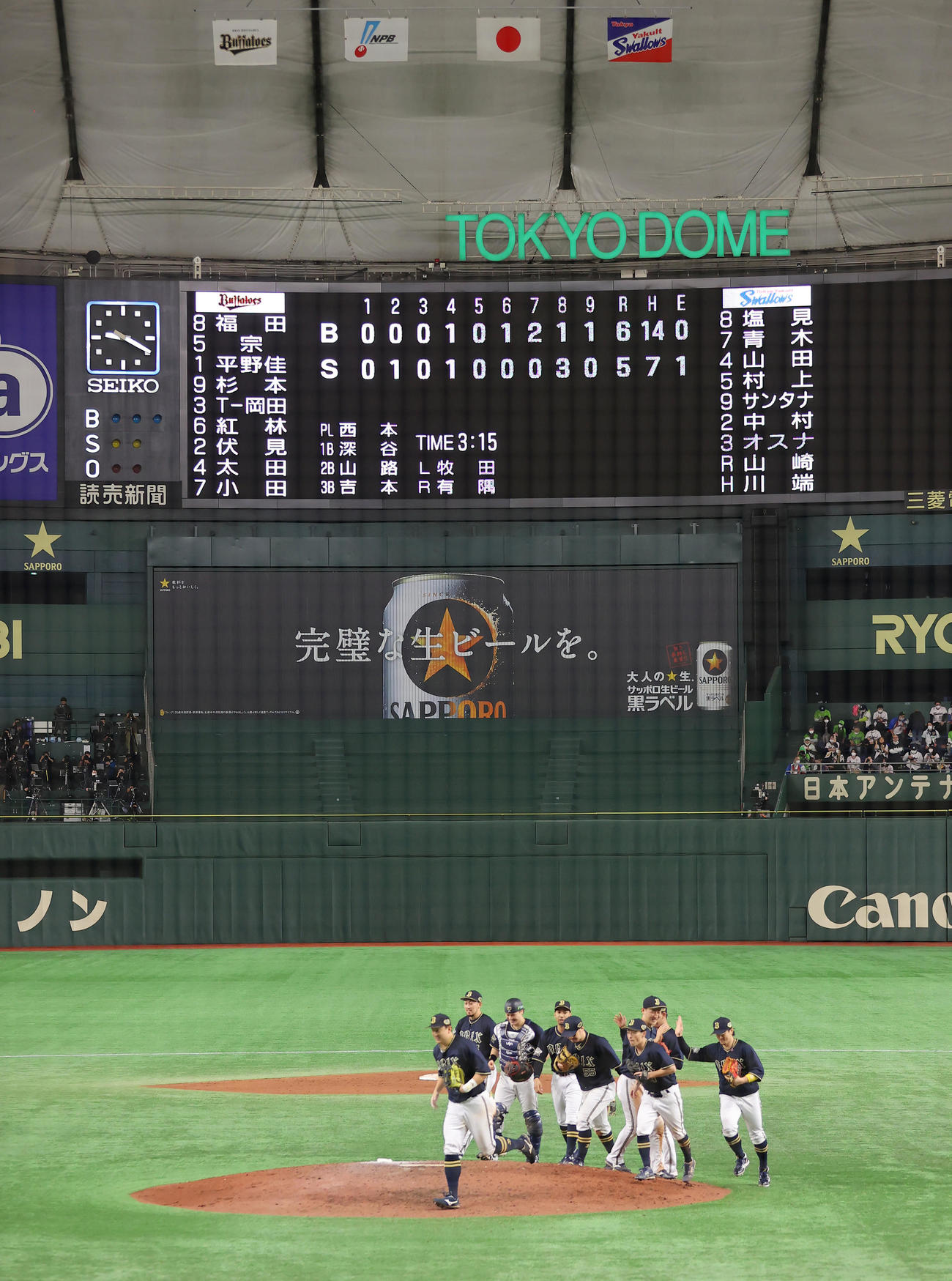 ヤクルトとの接戦を制しタッチを交わすオリックスナイン（撮影・垰建太）