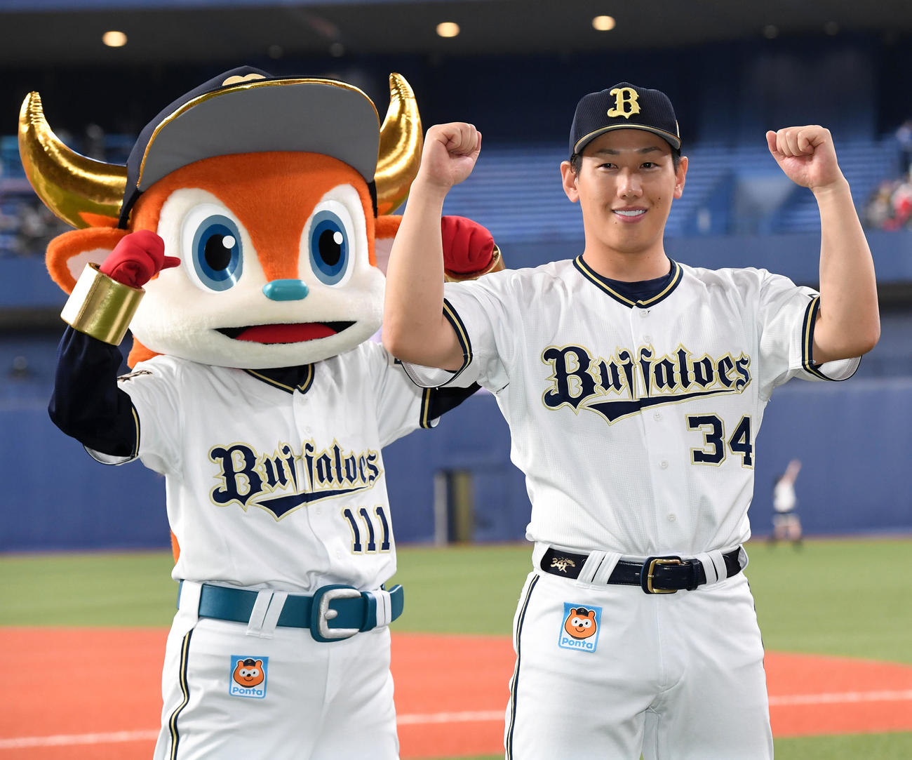 サヨナラ打を放ちガッツポーズを決める吉田正（撮影・前岡正明）