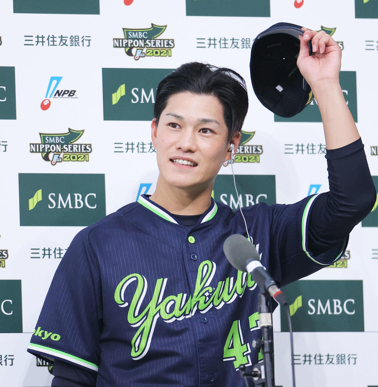 オリックス対ヤクルト　オリックスに完封勝利し、インタビューに応えるヤクルト高橋（撮影・河田真司）