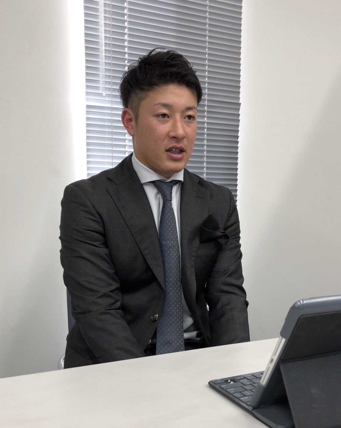 契約更改交渉を終え、オンライン取材に応じる日本ハム吉田（球団提供）