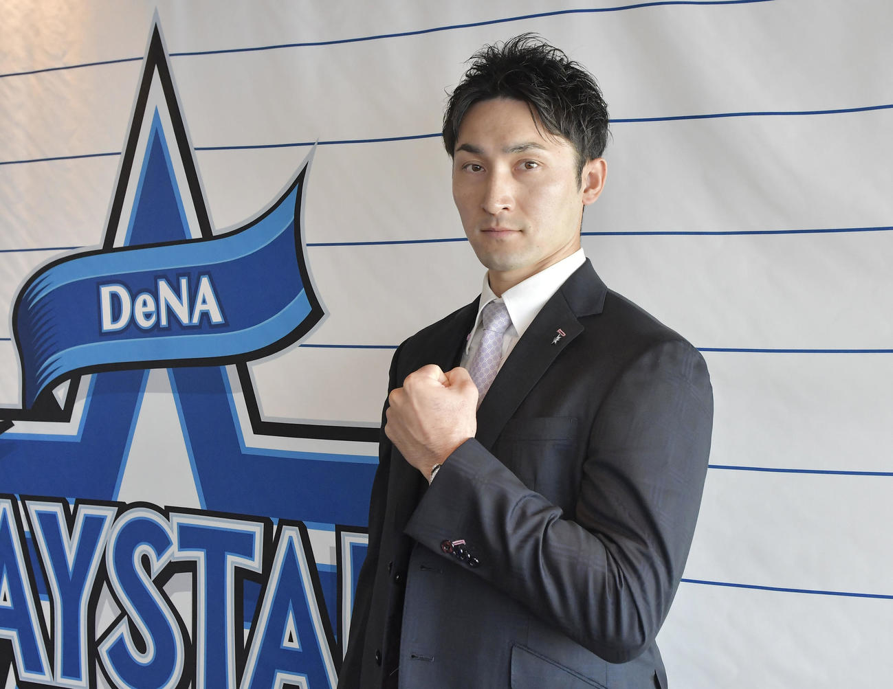 契約更改を終え、けがのない1年を過ごすと抱負を語ったDeNA伊藤光（代表撮影）