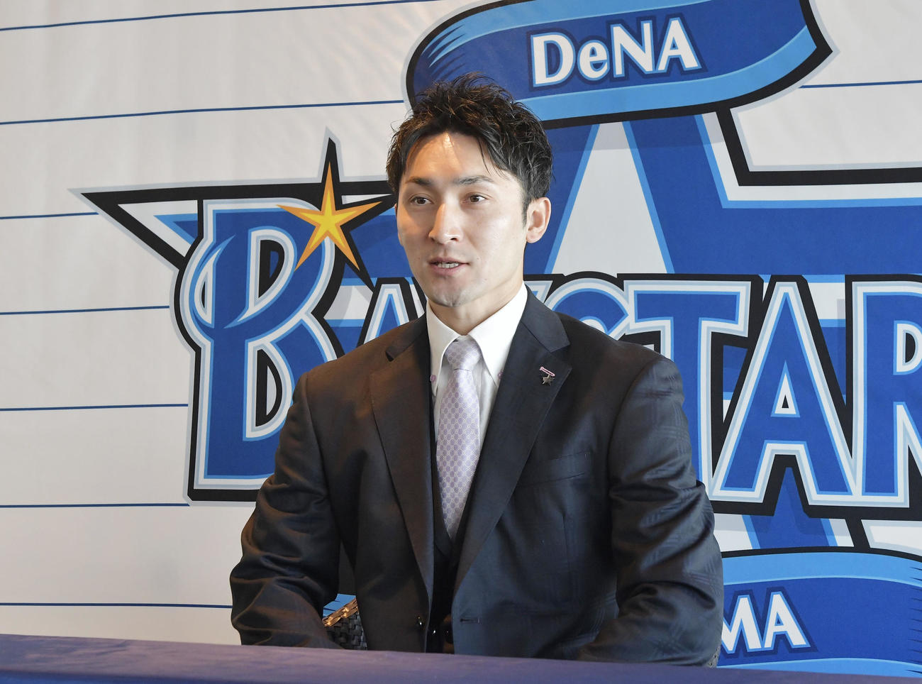 契約更改を終え、オンラインで記者会見に臨むDeNA伊藤光（代表撮影）
