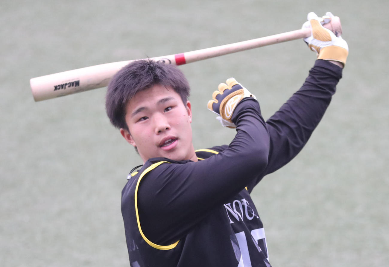 打撃練習を行うソフトバンク井上（2021年1月22日撮影）