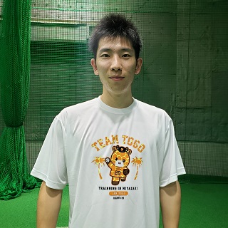 自身がデザインに携わった「TEAM TOGO」Tシャツを着用する巨人戸郷（球団提供）