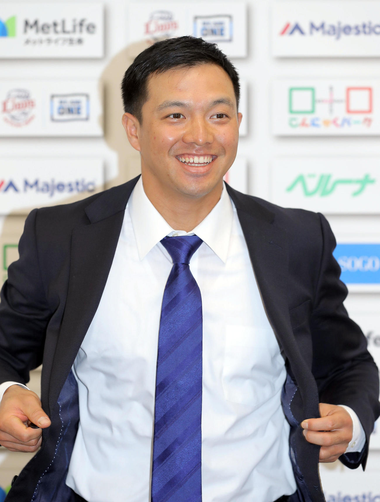 契約更改交渉を終え笑顔で引き揚げる西武呉（代表撮影）