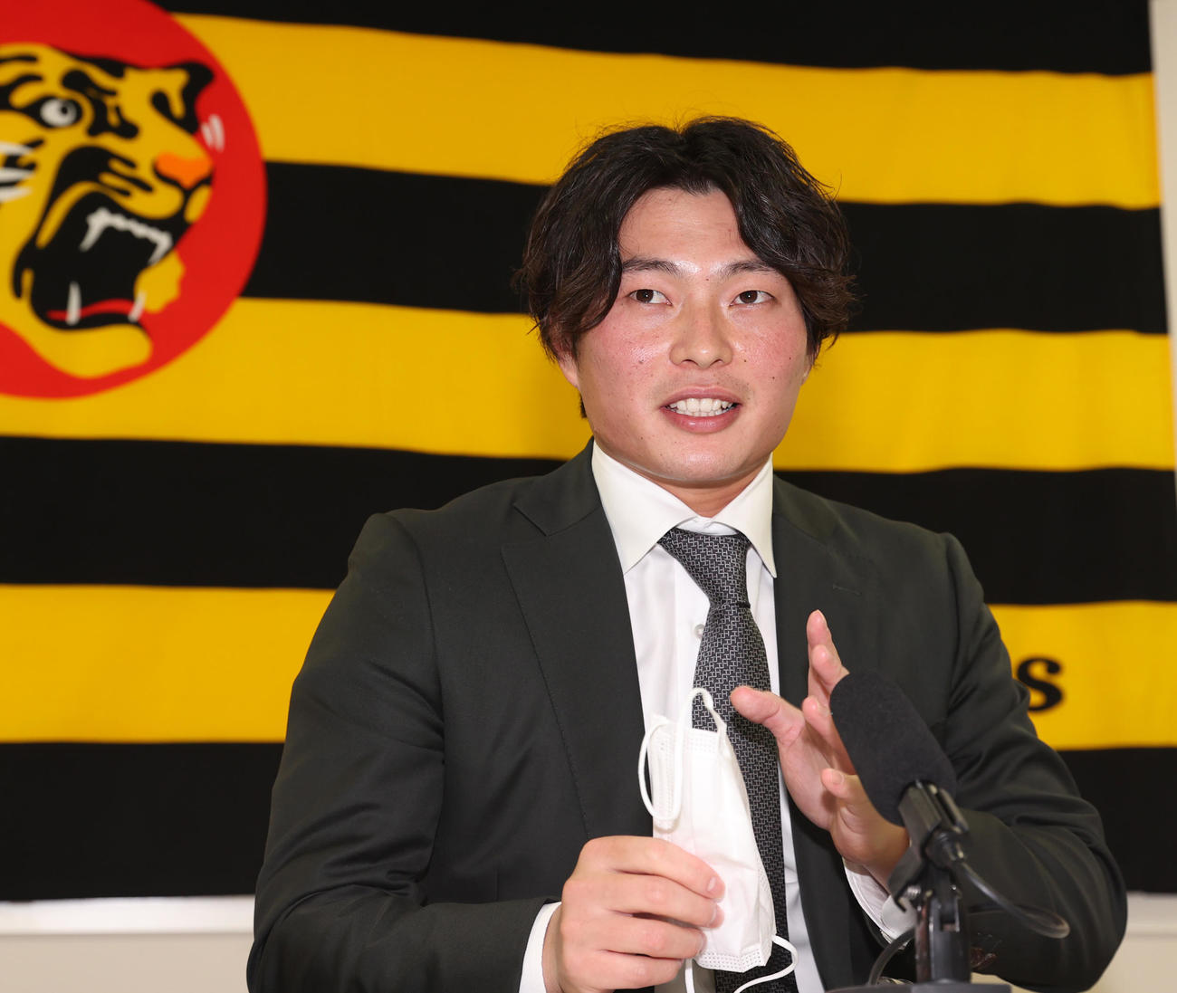 契約更改を終え会見に臨む阪神北條（代表撮影）