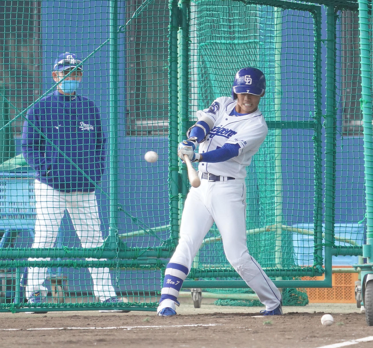 中日秋季キャンプ　打撃練習をする根尾（右）左は立浪監督（撮影・森本幸一）