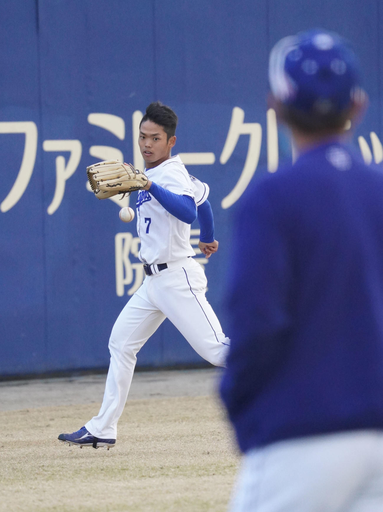 中日秋季キャンプ　アメリカンノックを受ける根尾（左）右は立浪監督（撮影・森本幸一）