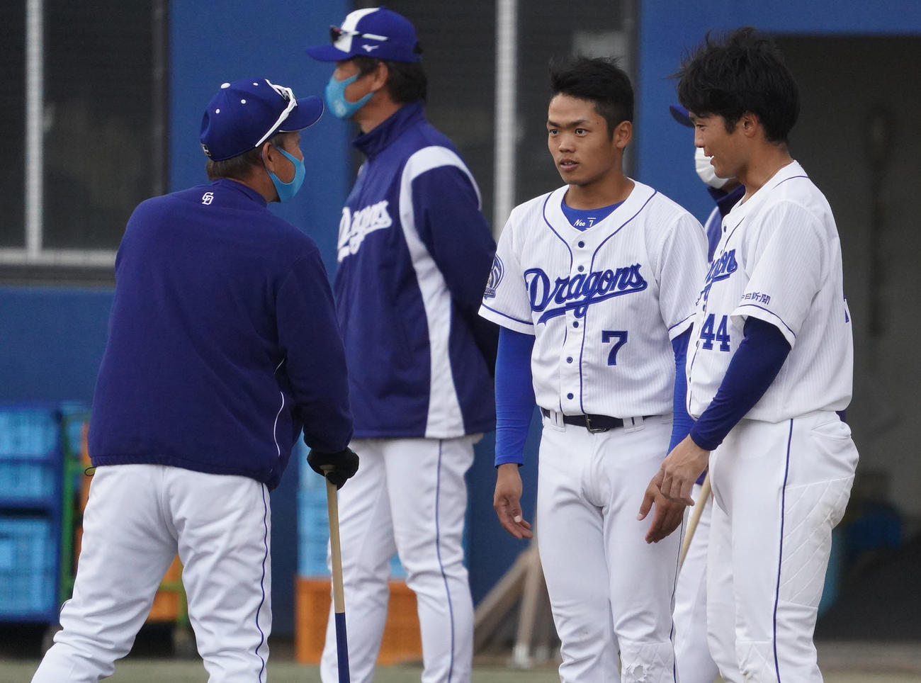 中日秋季キャンプ　立浪監督に挨拶をする（右から）郡司、根尾（撮影・森本幸一）