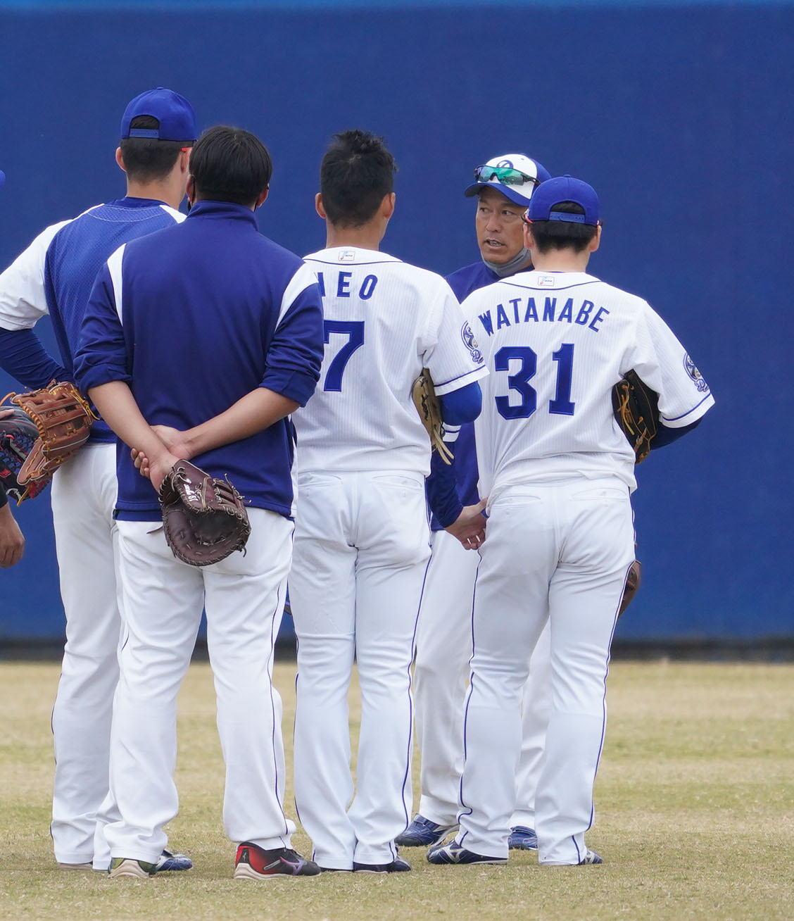中日秋季キャンプ　根尾、渡辺らと話をする大西外野守備走塁コーチ（右から2人目）（撮影・森本幸一）