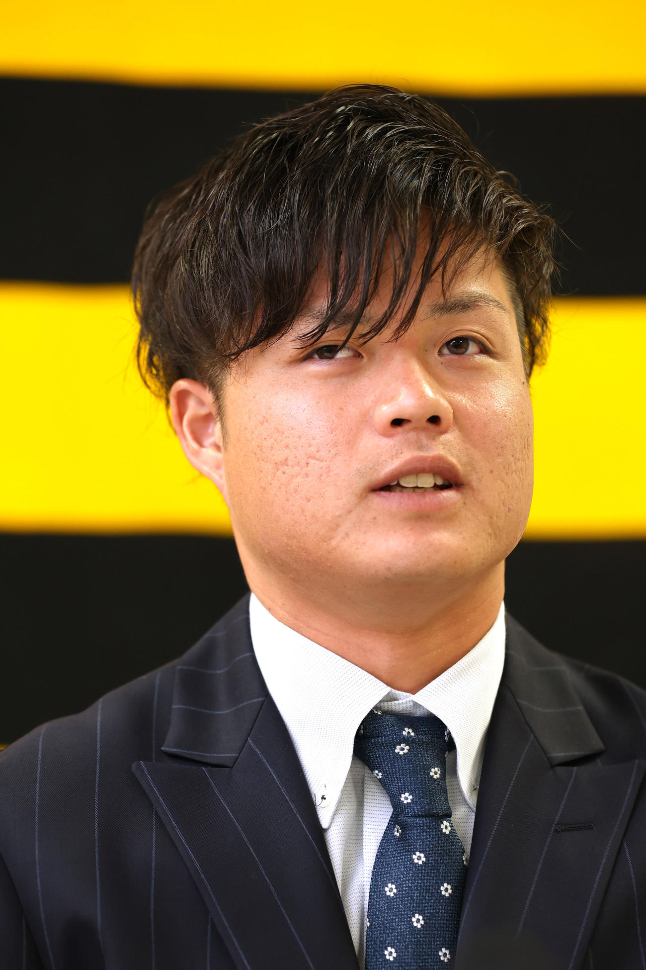 契約更改を終え会見に臨む阪神守屋（代表撮影）