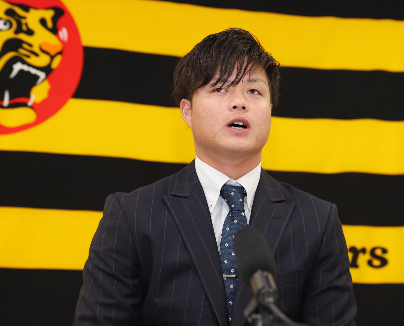 契約更改を終え会見に臨む阪神守屋（代表撮影）