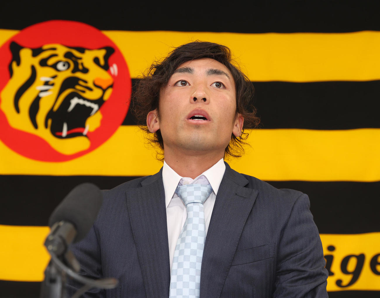 契約更改を終え会見に臨む阪神尾仲（代表撮影）
