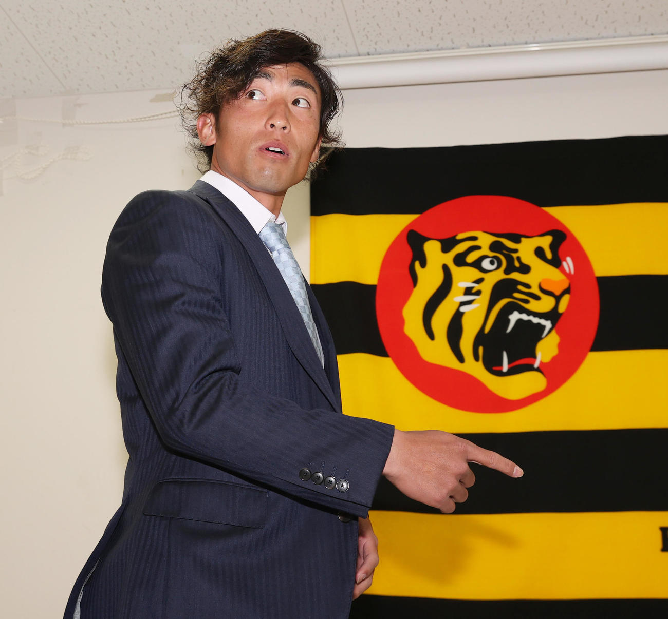 契約更改を終え会見場に入る阪神尾仲（代表撮影）