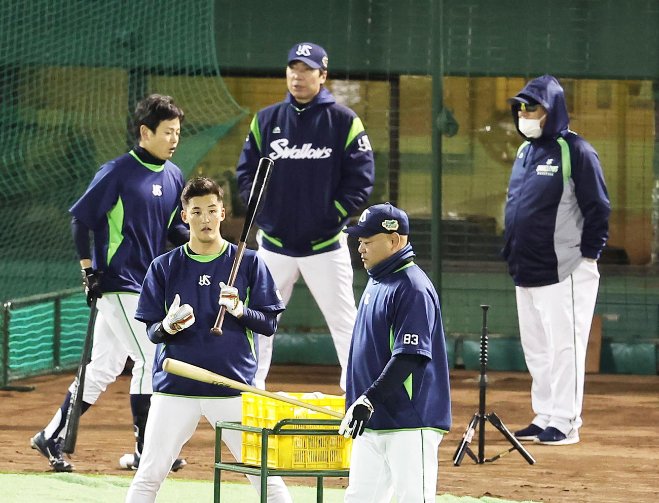 野手陣の練習を見つめるヤクルト高津監督（後方中央）（撮影・足立雅史）