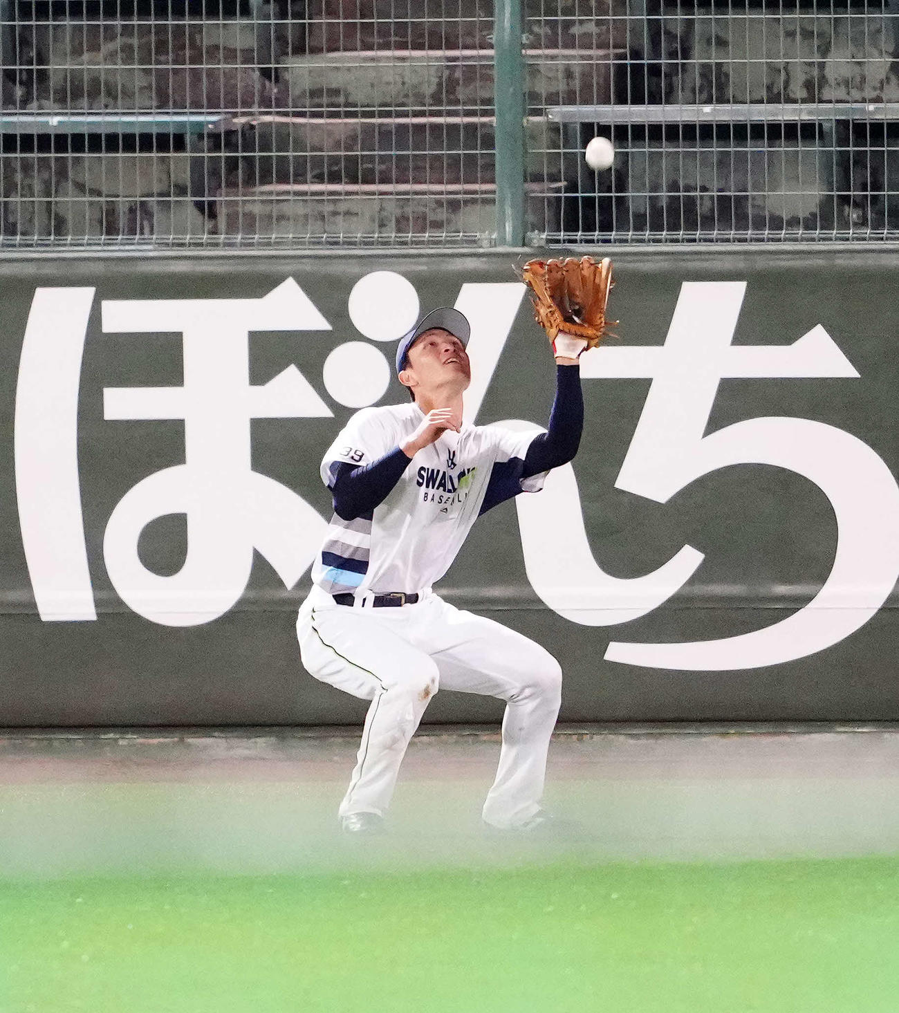 日本シリーズ第6戦が行われる、ほっともっと神戸での練習に臨むヤクルト宮本（撮影・江口和貴）