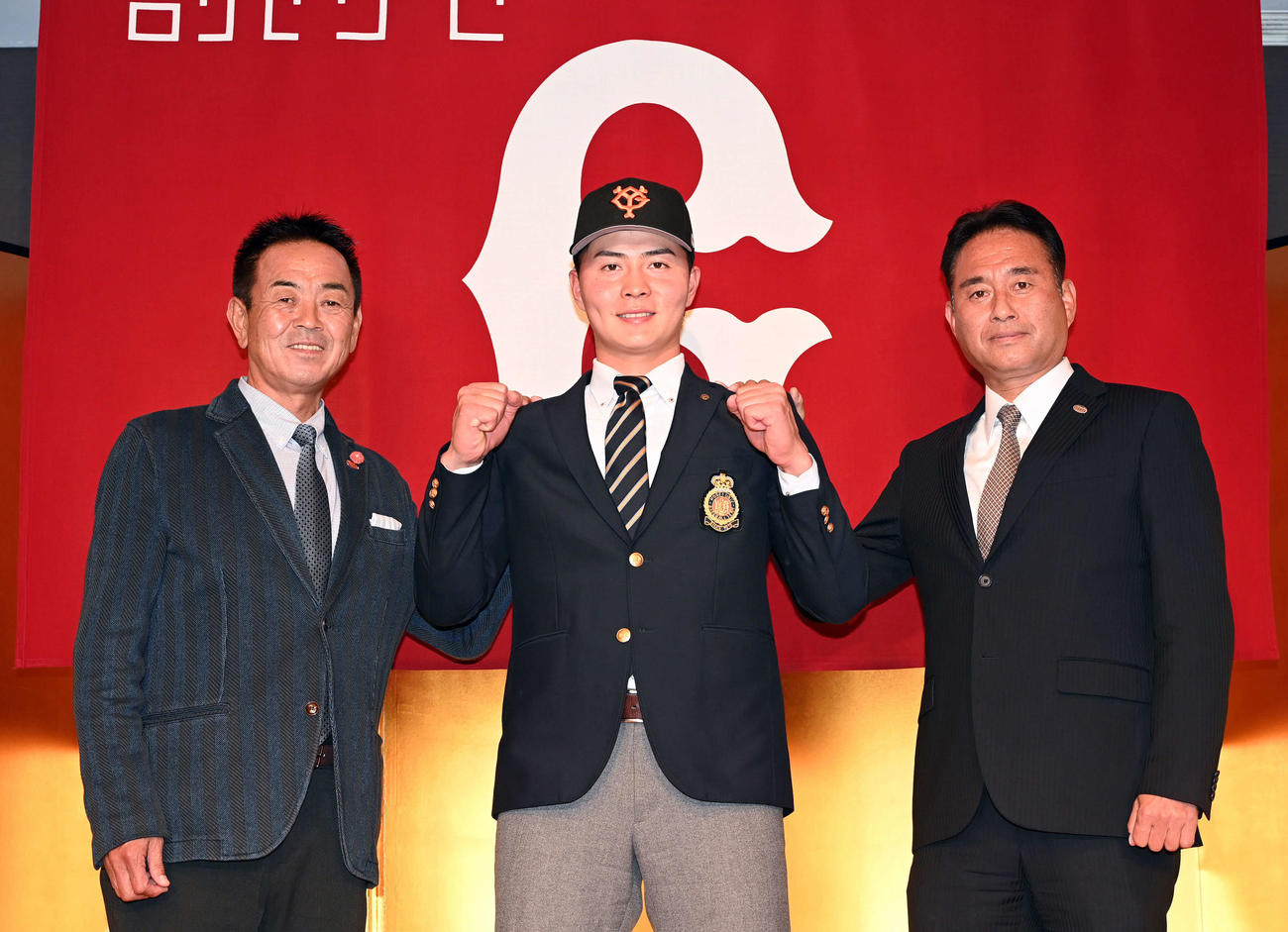 仮契約を終え記念撮影に納まる巨人ドラフト5位の岡田（中央）。左から水野スカウト部部長、1人おいて高田スカウト部参与（撮影・たえ見朱実）