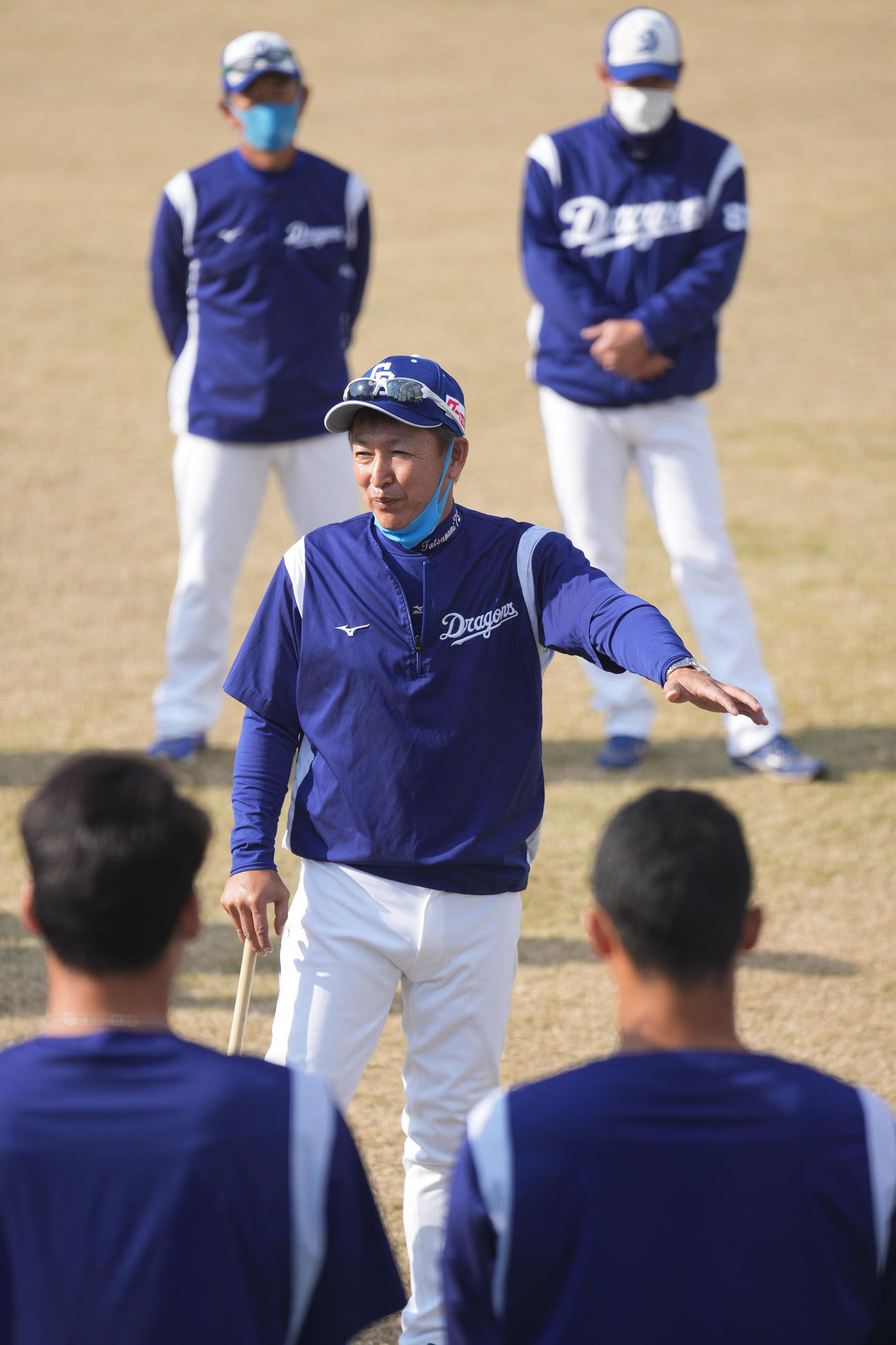 中日秋季キャンプ　最終日の今日、練習開始前にナインを集め話をする立浪監督（撮影・森本幸一）