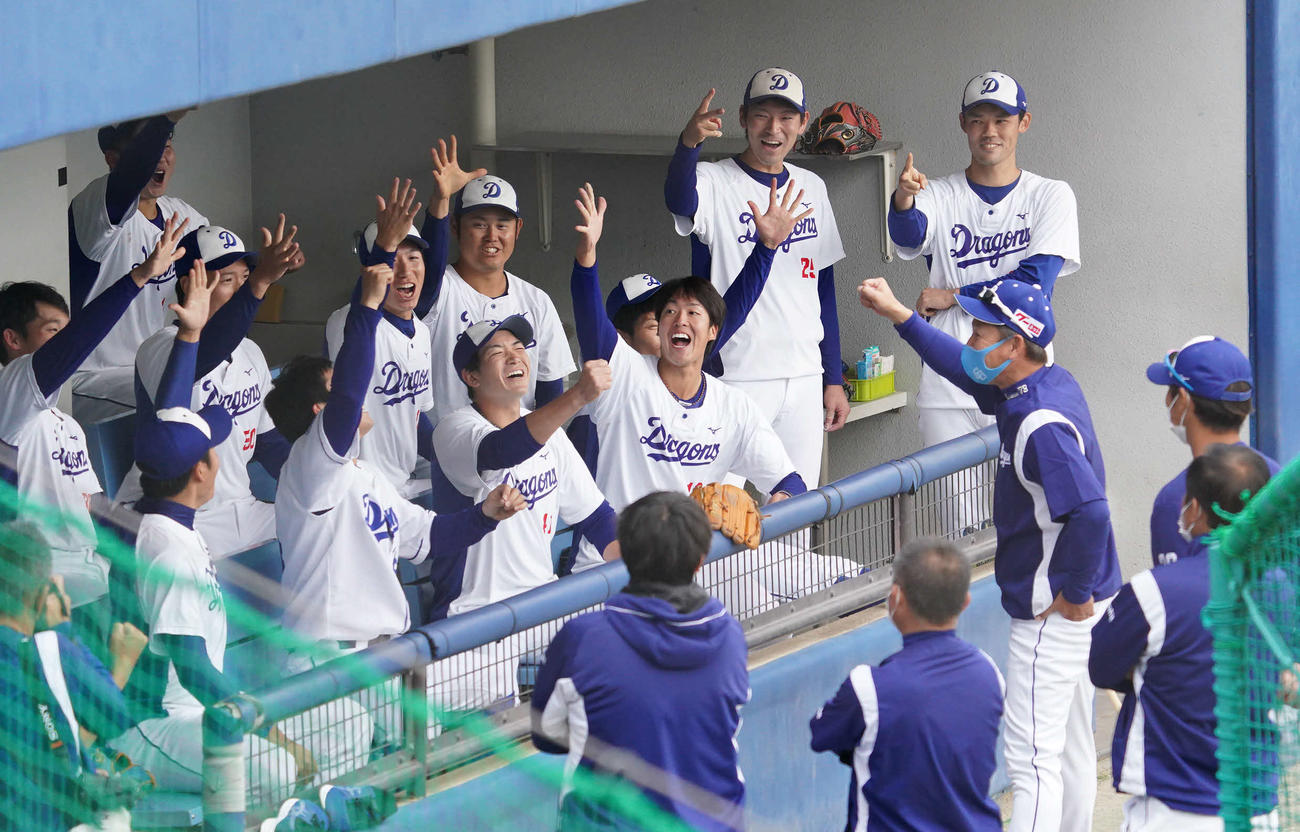 投手陣とじゃんけんをする立浪監督（撮影・森本幸一）