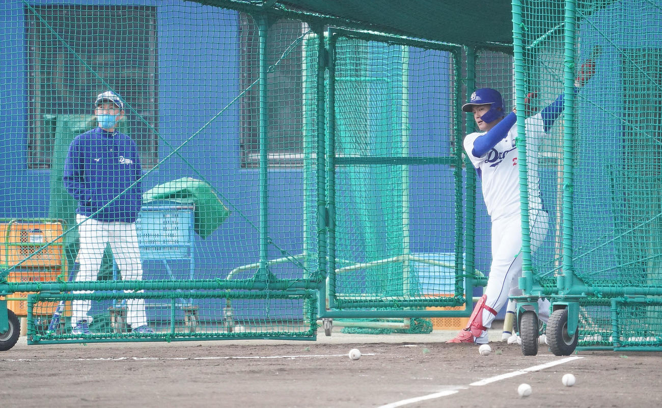 中日秋季キャンプ　打撃練習をする石川昂（右）左は立浪監督（撮影・森本幸一）