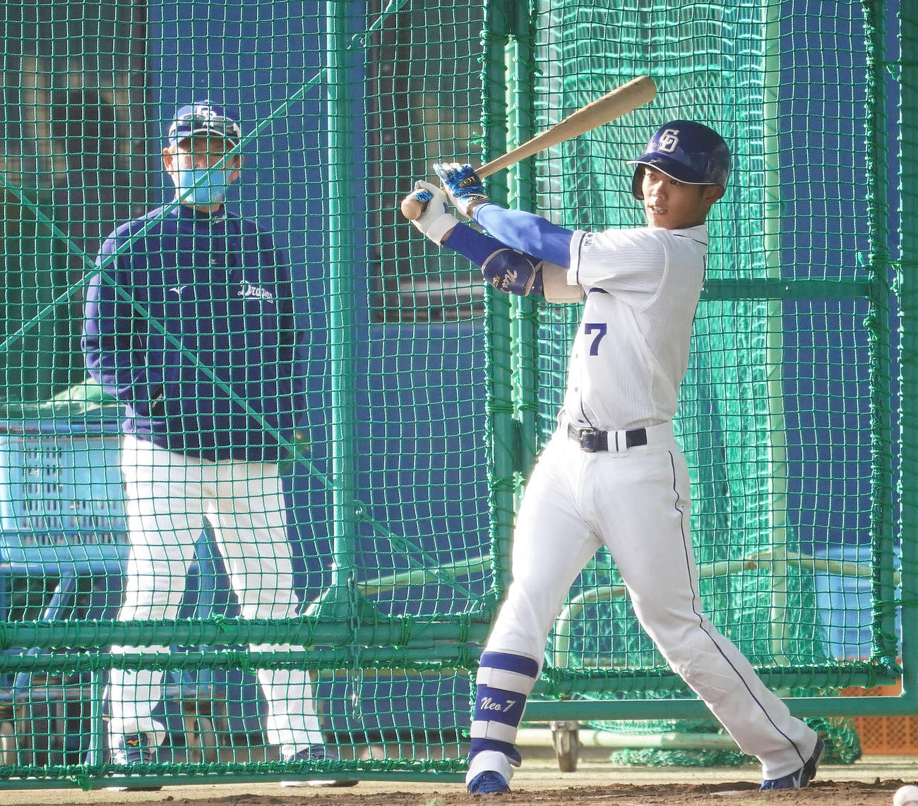立浪監督（左）に見守られながら打撃練習をする根尾（撮影・森本幸一）