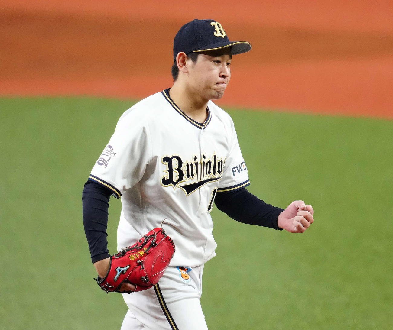 日本シリーズ第2戦　オリックス対ヤクルト　5回表ヤクルト2死、中村から見逃しの三振を奪いガッツポーズを見せる宮城（2021年11月21日撮影）