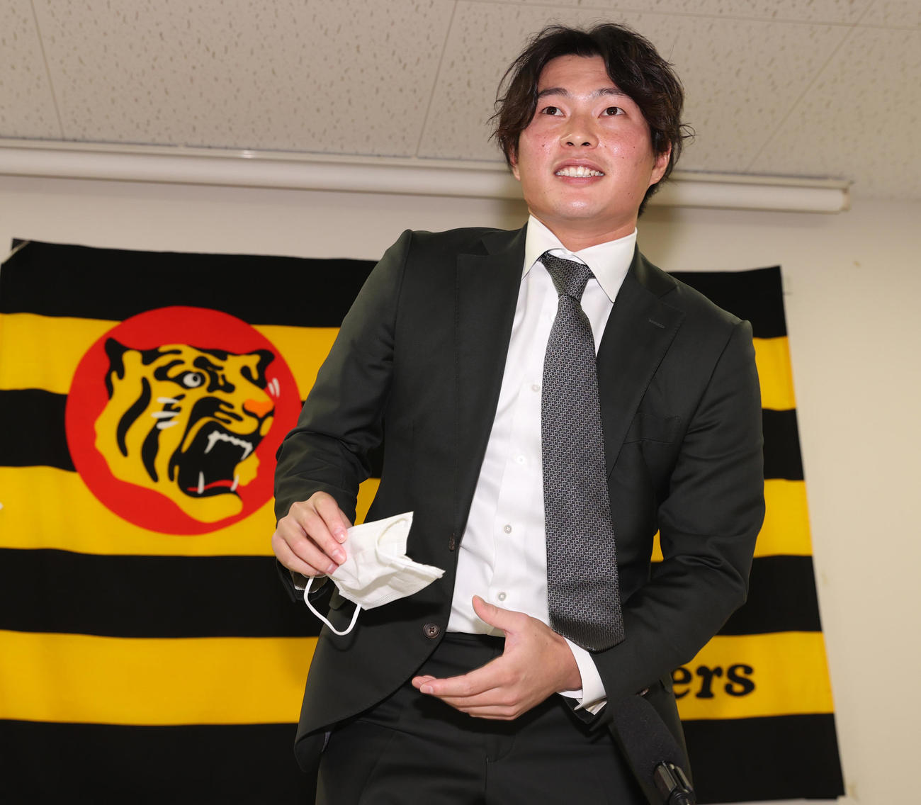 契約更改後の会見を終え席を立つ阪神北條（代表撮影）
