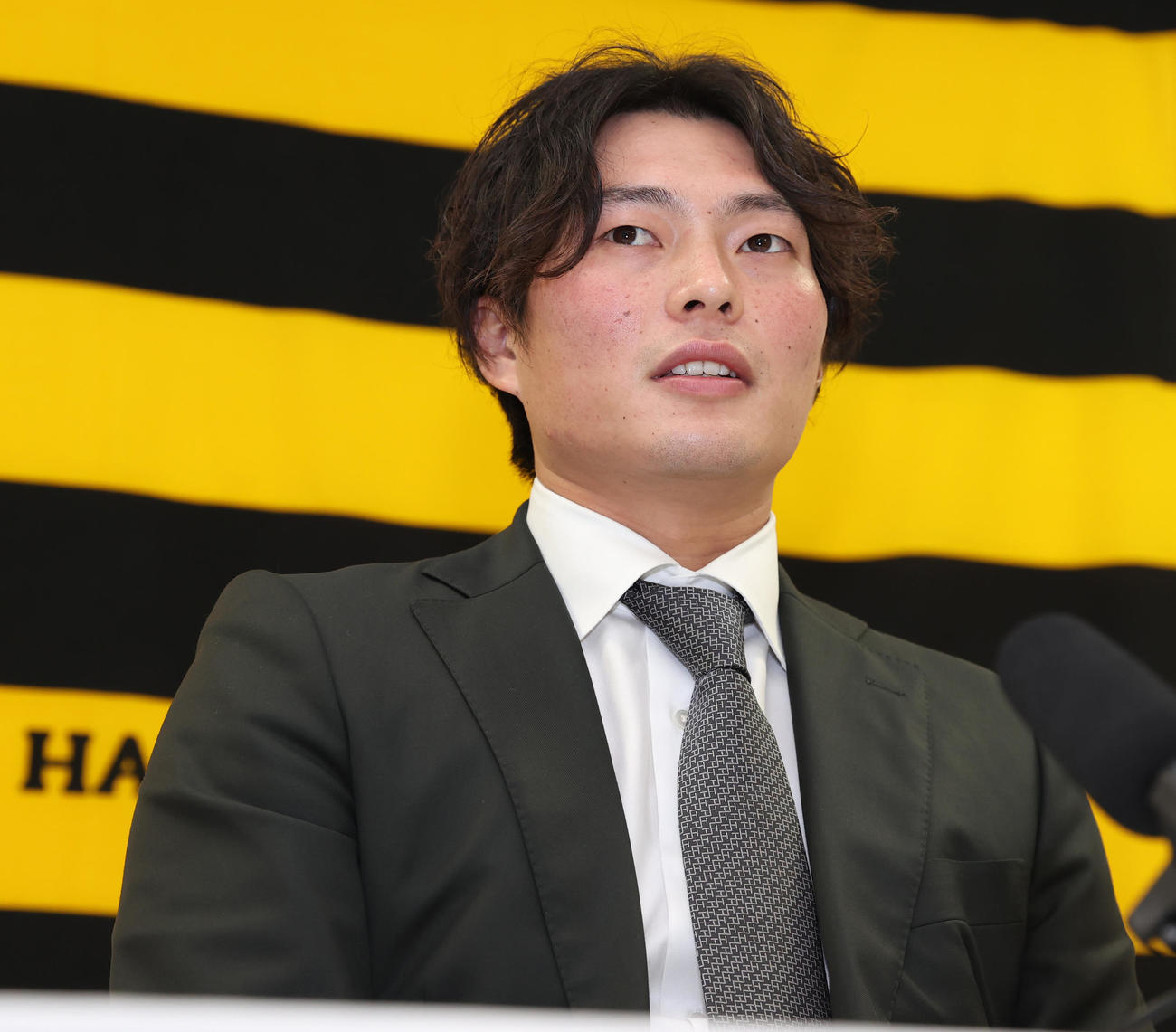※解禁あり本日18時以降※　契約更改を終え会見に臨む阪神北條（代表撮影）