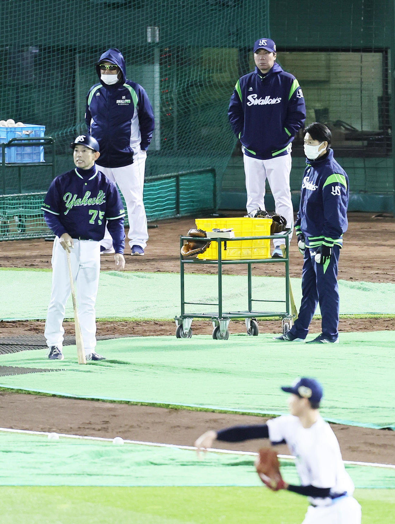 練習を見つめるヤクルト高津監督（後方右）（撮影・足立雅史）