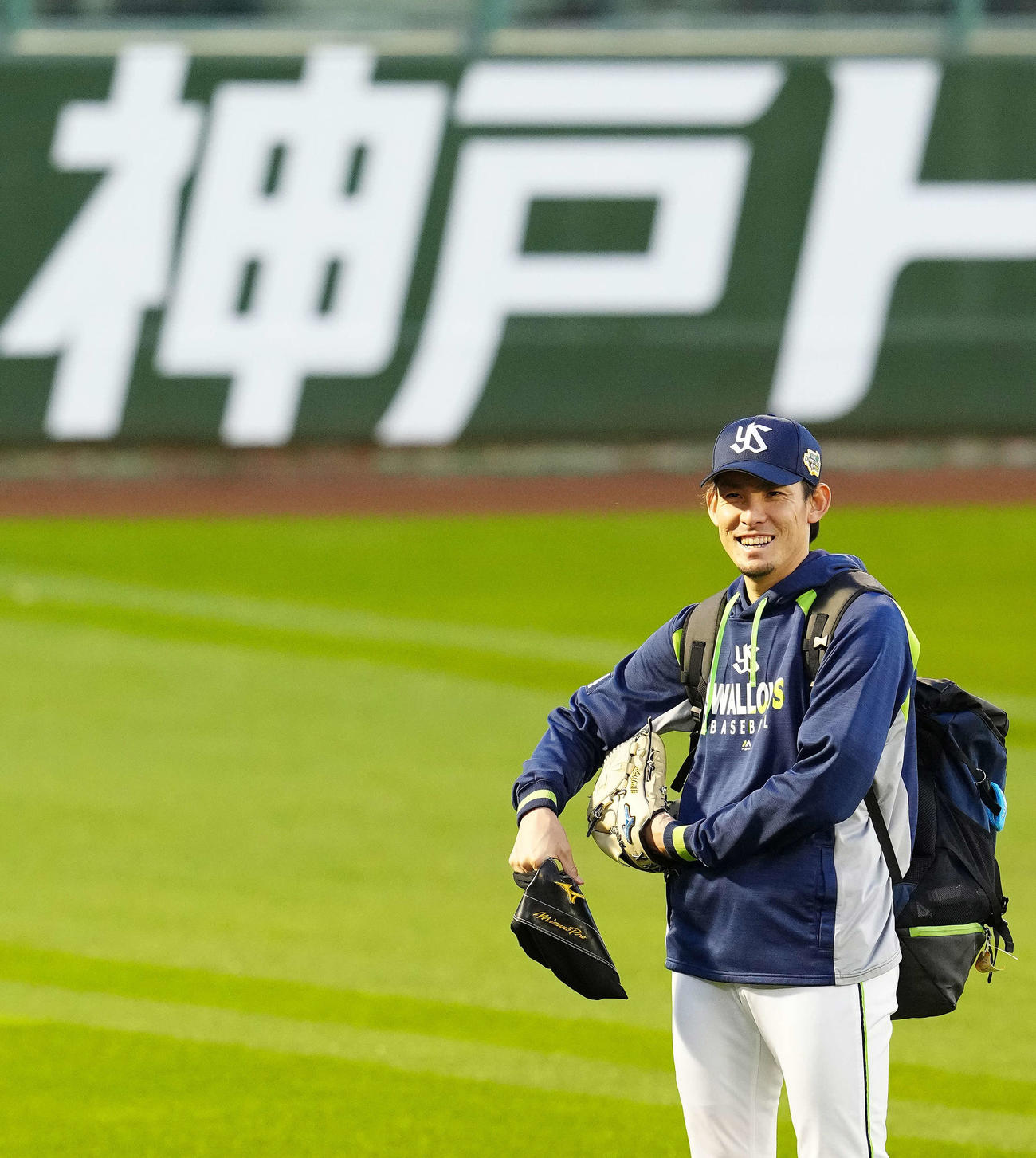 日本シリーズ第6戦が行われる、ほっともっと神戸での練習を終え、笑顔を見せるヤクルト高梨（撮影・江口和貴）
