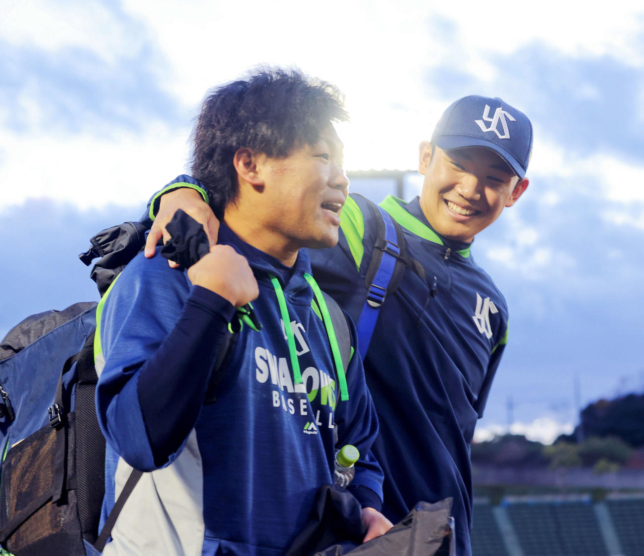 調整を終え、ヤクルト田口（左）と肩を組みながら引き揚げる奥川（撮影・河田真司）