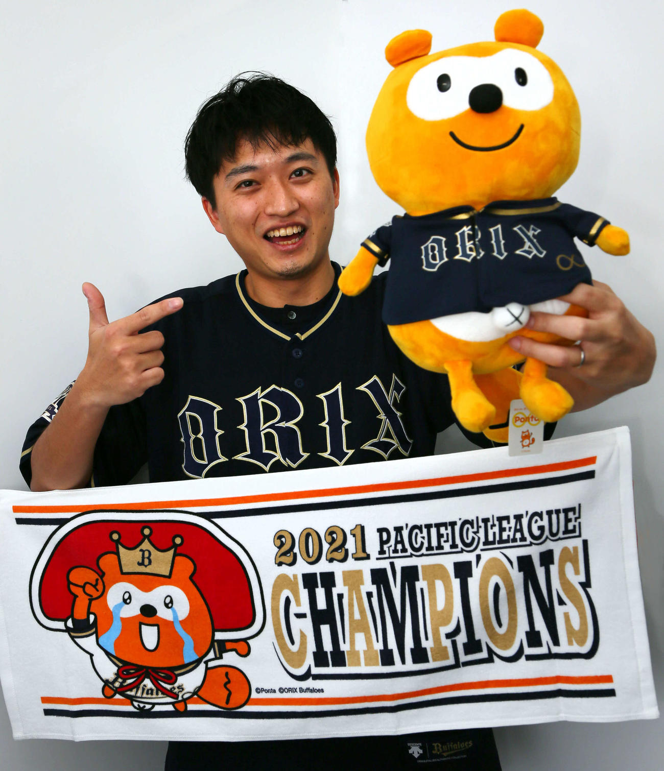 バファローズ☆ポンタと真柴健記者（撮影・宮崎幸一）