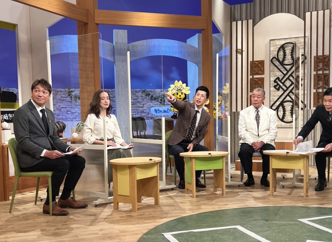 サンテレビ「熱血！タイガース党」に出演する阪神矢野監督（中央）（球団提供）