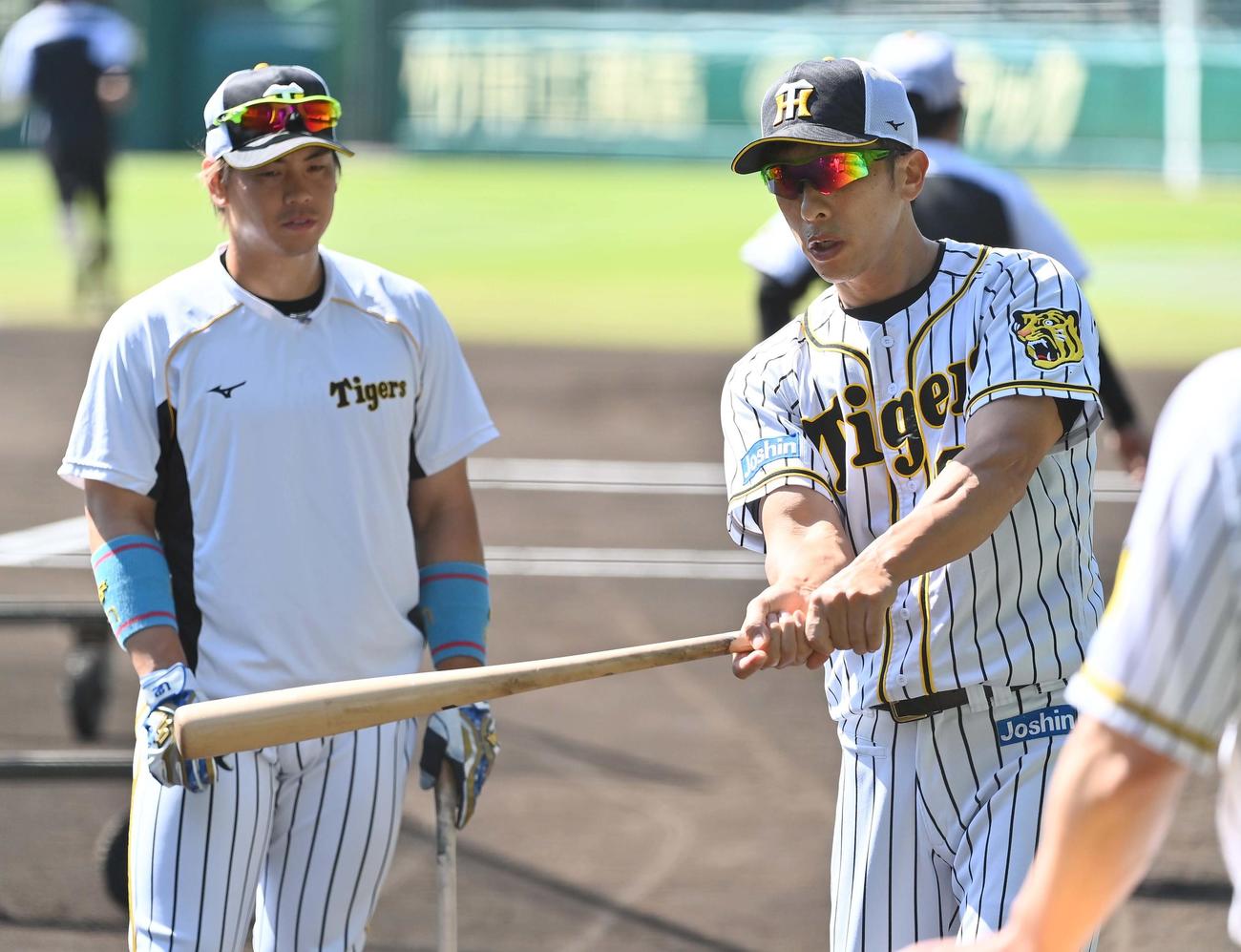 阪神梅野隆太郎（左）と矢野燿大監督（2021年10月3日撮影）
