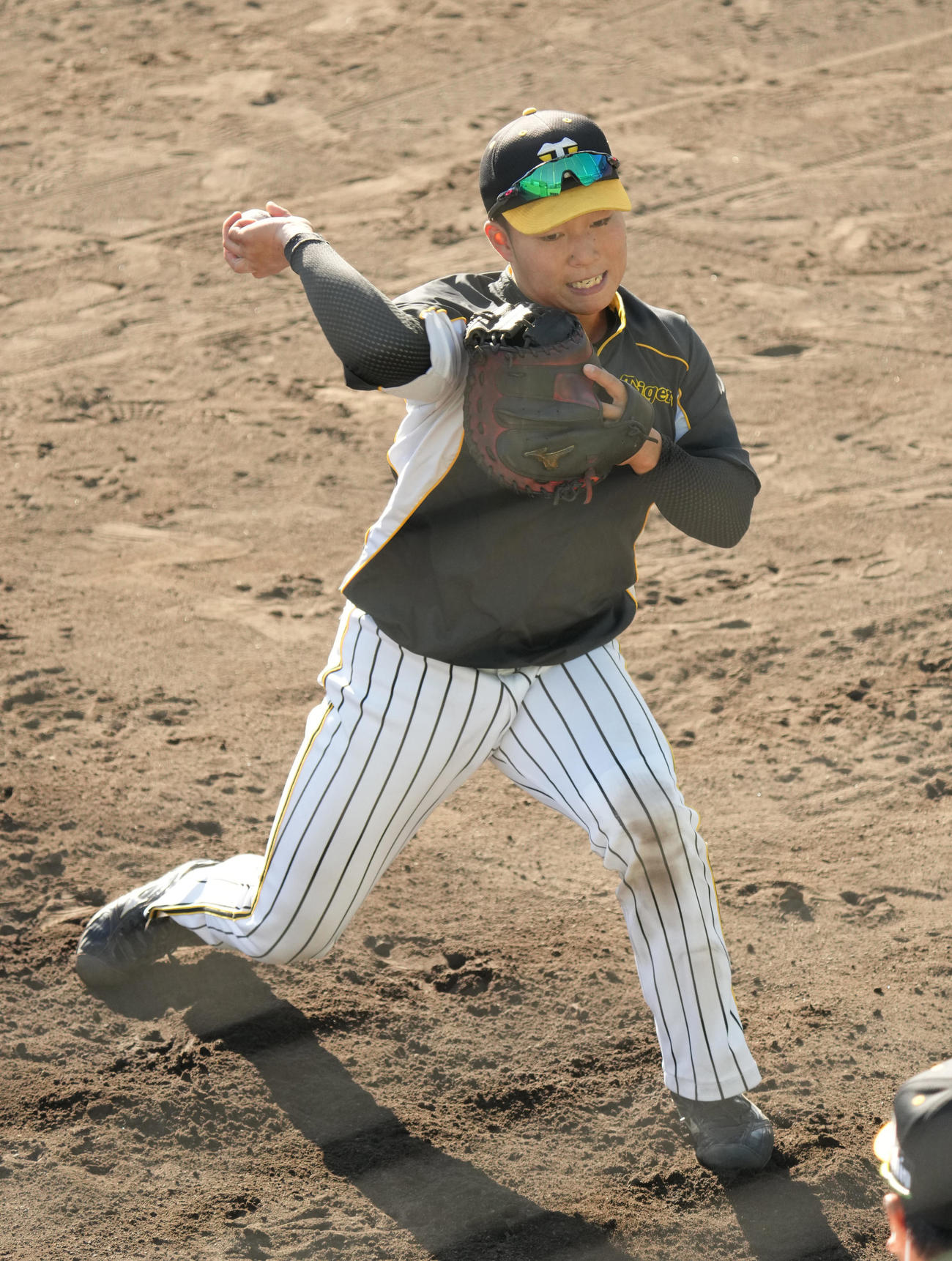 守備練習を行う阪神藤田（撮影・清水貴仁）