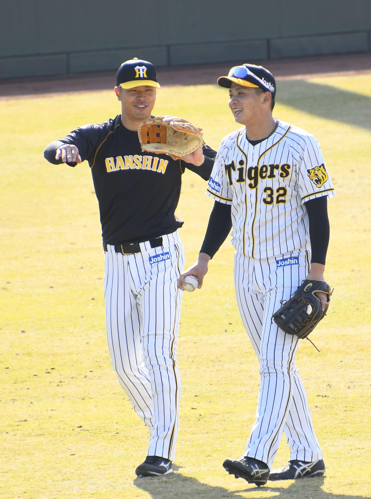 キャッチボールを終え笑顔で話す阪神佐藤輝（左）と井上（撮影・中野椋）
