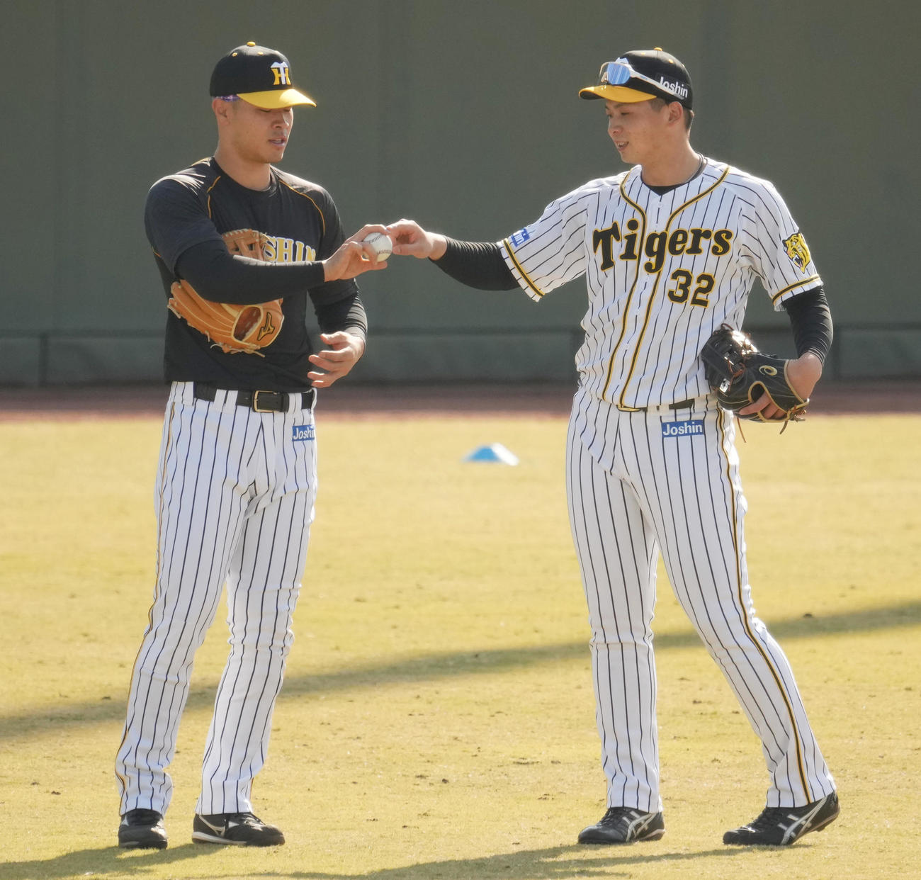 キャッチボールを終え話をする阪神佐藤輝（左）と井上（撮影・清水貴仁）
