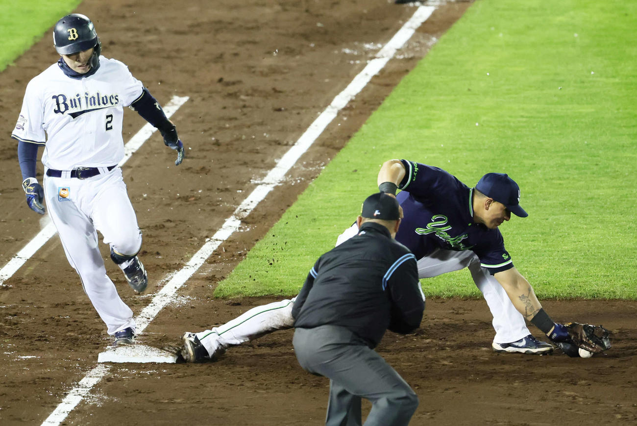 5回裏オリックス1死、リプレー検証の末に一塁手オスナ（右）の完全捕球が認められず、二内野安打となる若月（撮影・足立雅史）