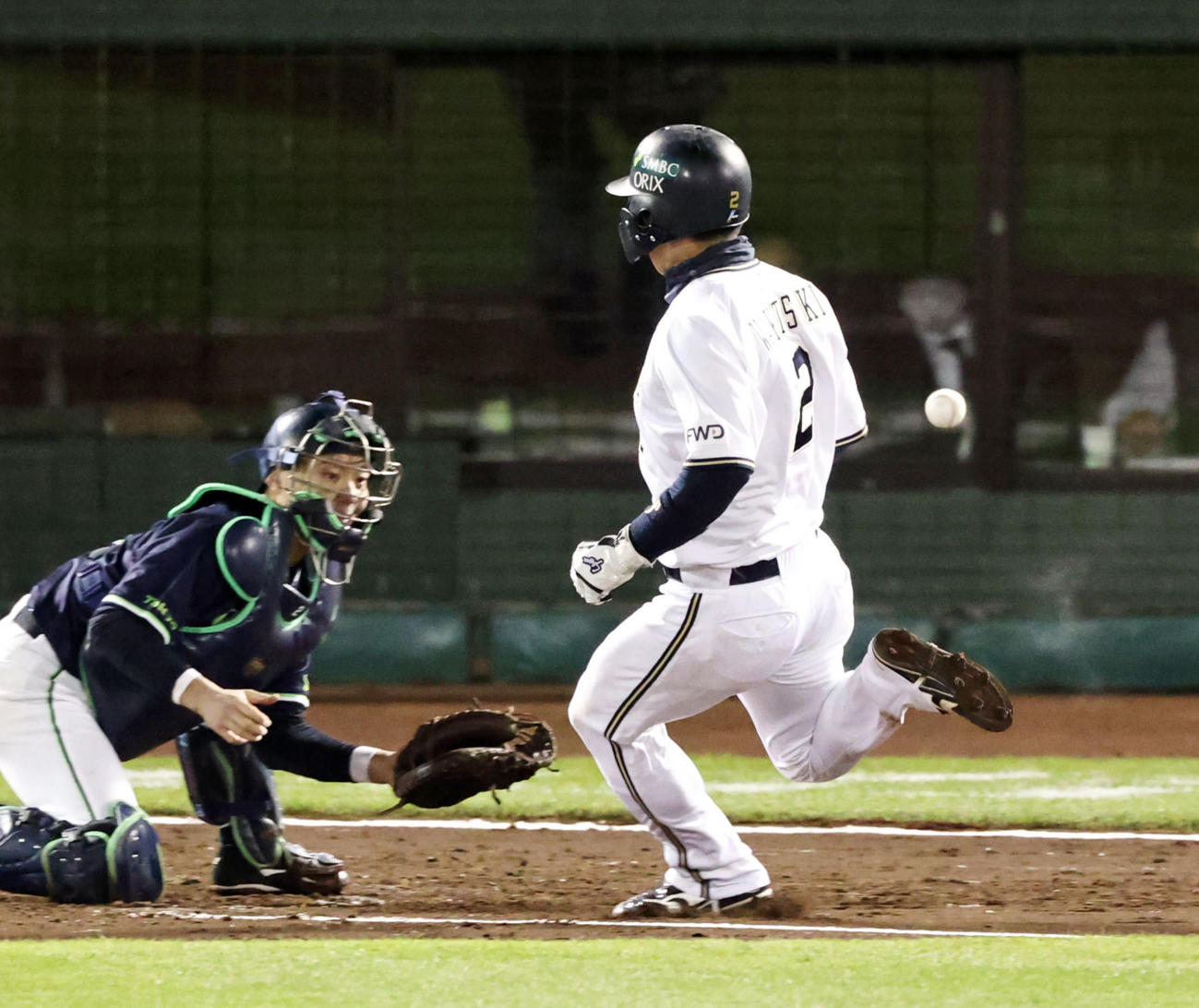 5回裏オリックス2死二塁、二塁走者若月は福田の左前適時打で生還、捕手は中村（撮影・加藤哉）