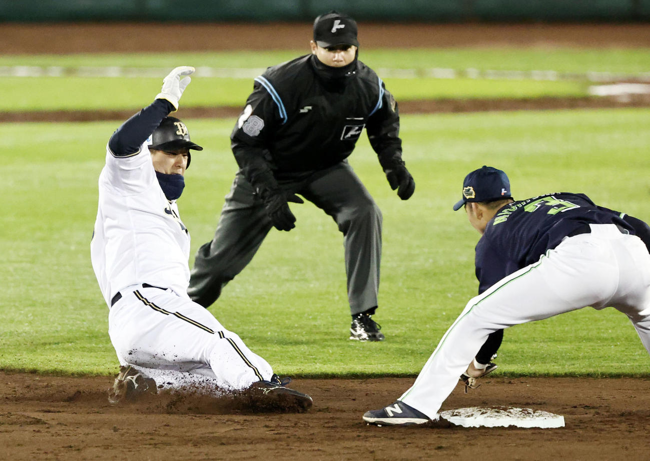 4回裏オリックス無死一塁、T－岡田が三振に倒れ、スタートを切った一塁走者杉本もアウト（撮影・加藤哉）