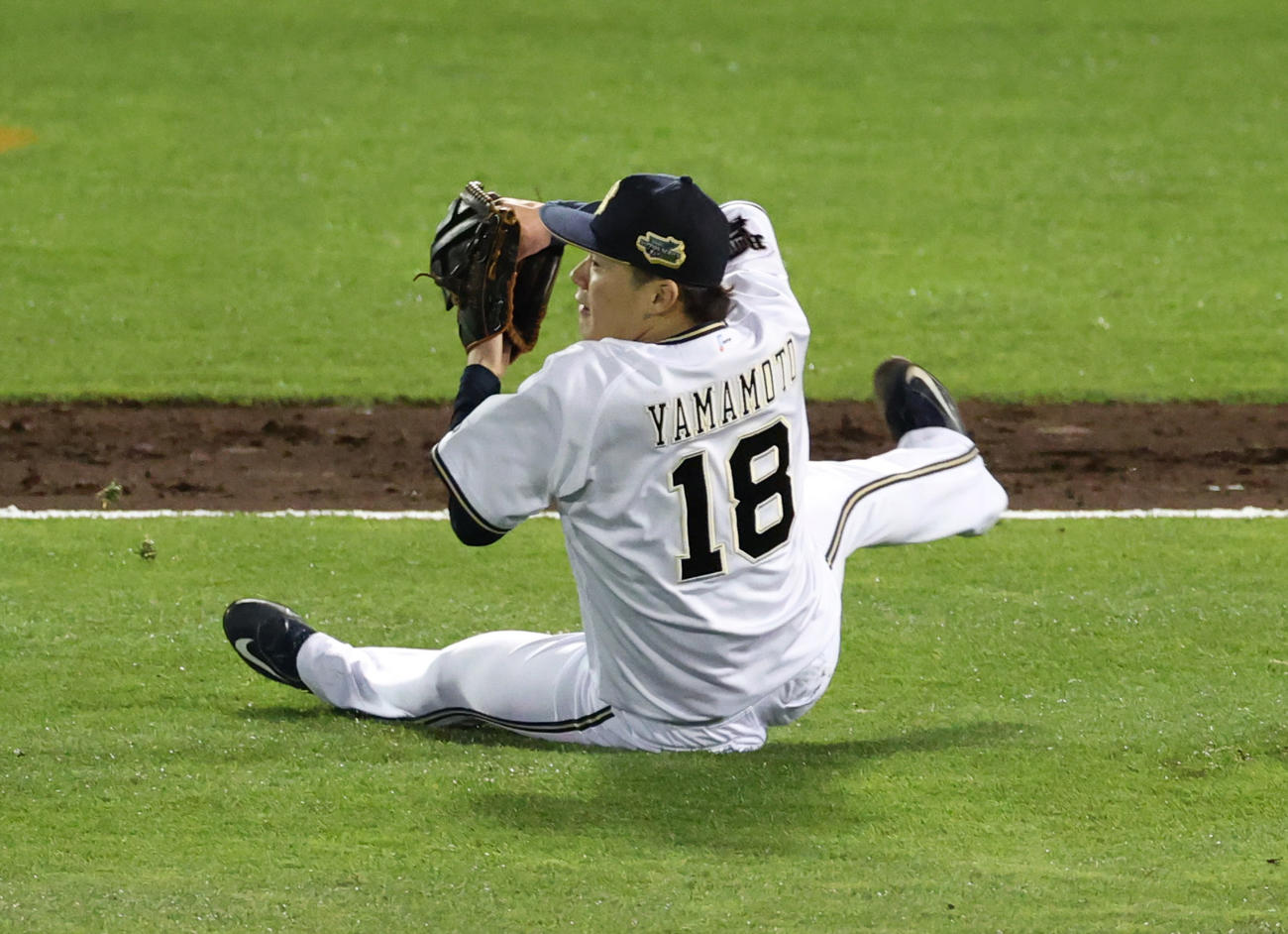 5回表ヤクルト無死一塁、宮本の投前犠打を処理しようとして足を滑らせるオリックス山本（撮影・清水貴仁）